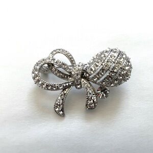 Vintage silver ribbon rhinestone brooch